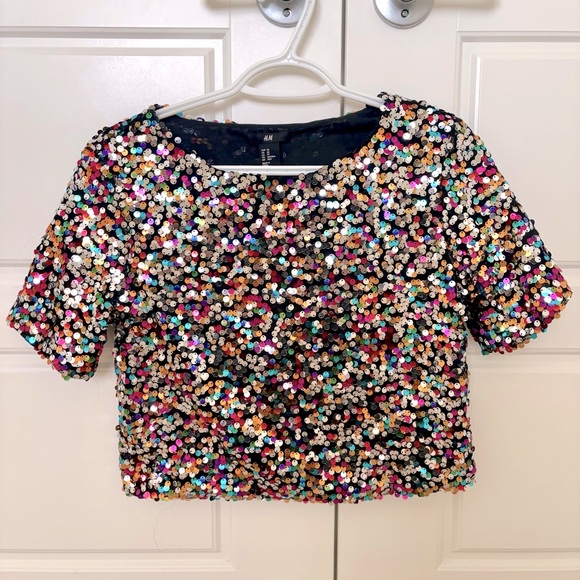 H&M XS sequin crop top, short sleeves, round neck, excellent condition. - Picture 2 of 8